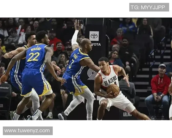 戴维斯在对阵开拓者的比赛中展现中投绝技引发热议