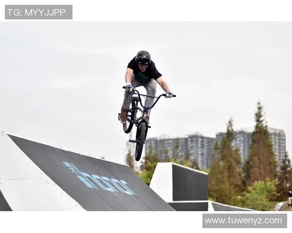 成都极限运动队如何通过包夹革新提升竞技水平与团队协作能力